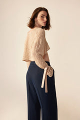 Crescent Line Karahindiba Kırpılmış Bluz Ekru