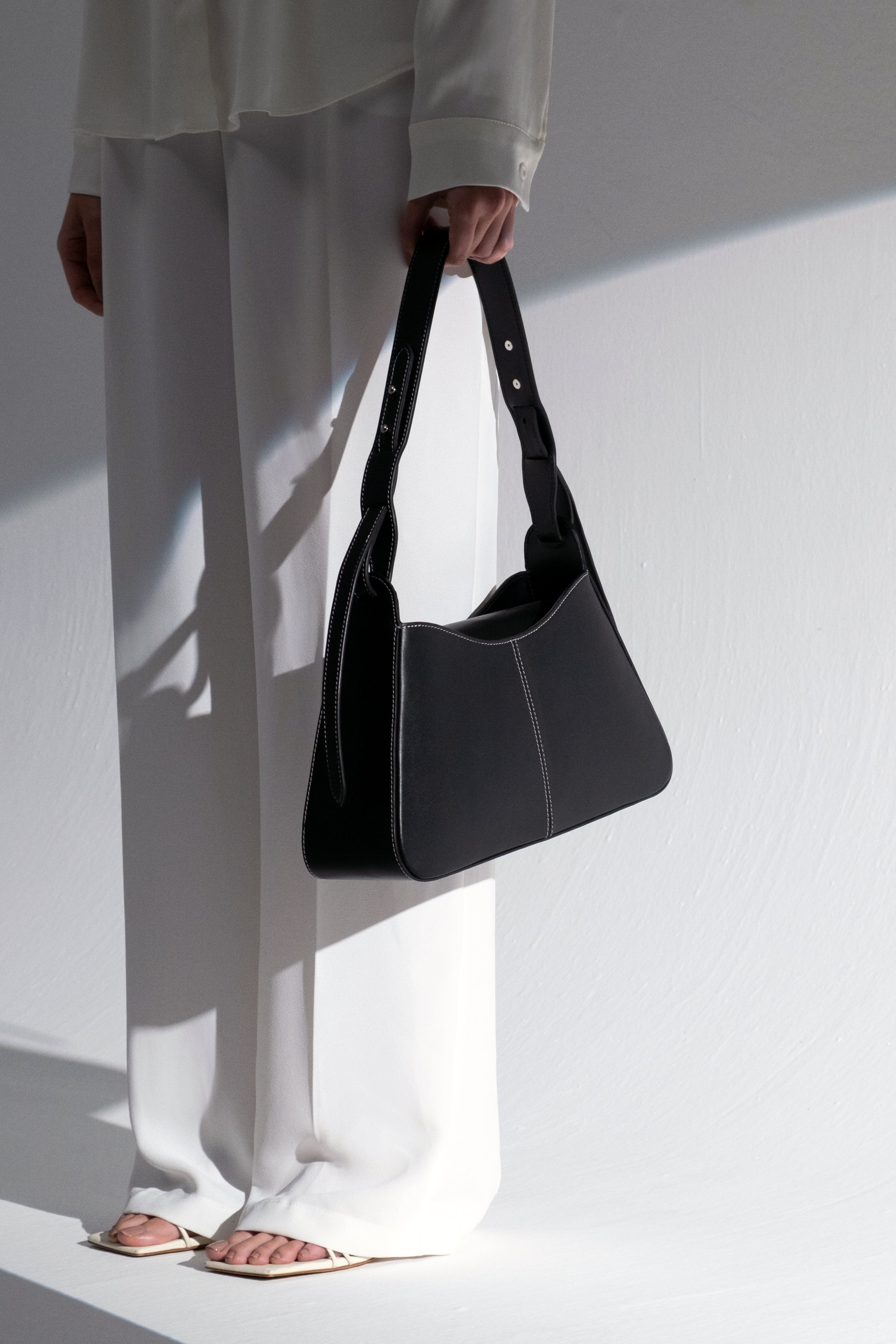 Ida Shoulder Bag in Leather - Black MATRIARQE
