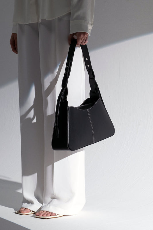 Ida Shoulder Bag in Leather - Black MATRIARQE