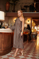 Sadie ve Dione Josephine One Shoulder Elbise in Eden Kırmızı