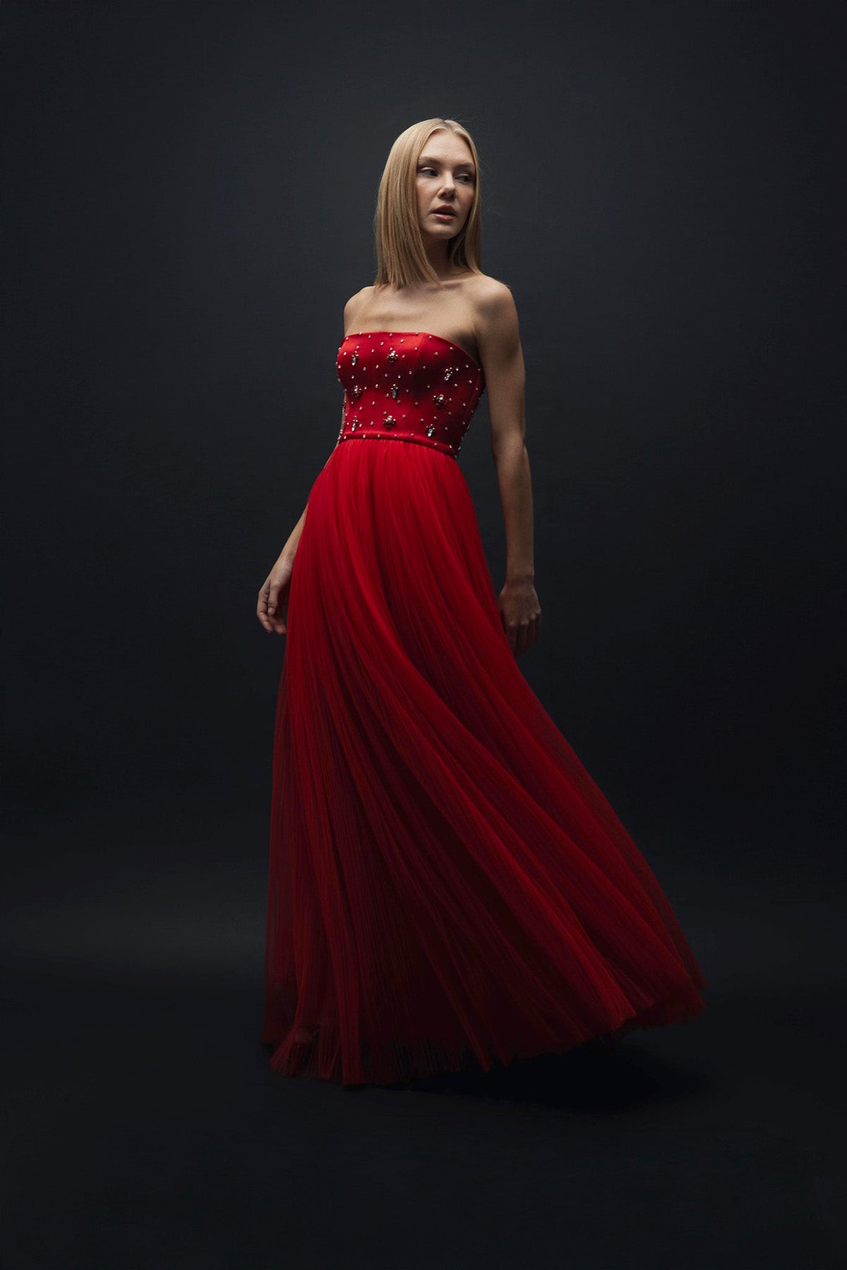 Esra Adıgüzel Ruby – Kırmızı Kristal Taş İşlemeli Drape Detaylı Uzun Elbise