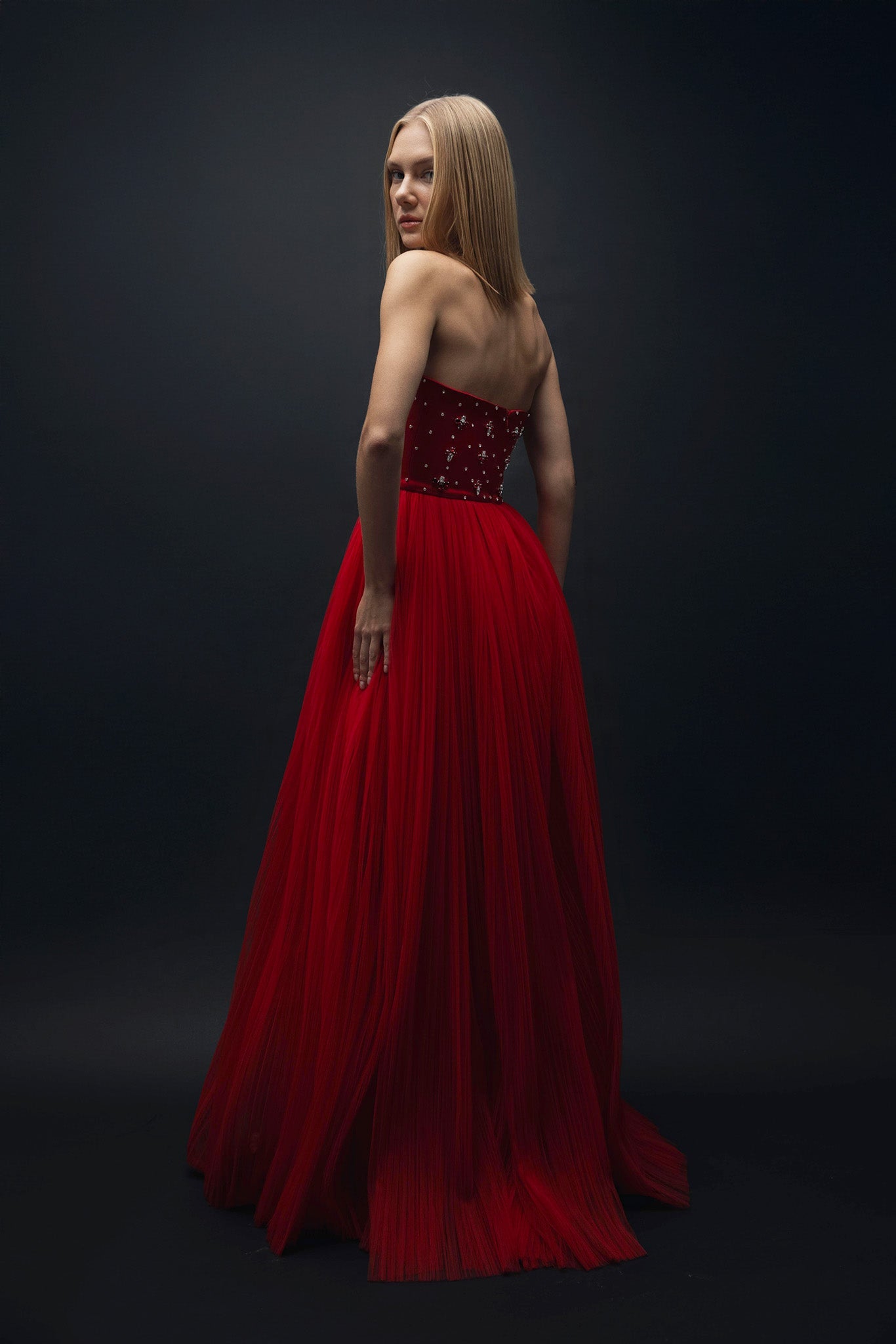 Esra Adıgüzel Ruby – Kırmızı Kristal Taş İşlemeli Drape Detaylı Uzun Elbise