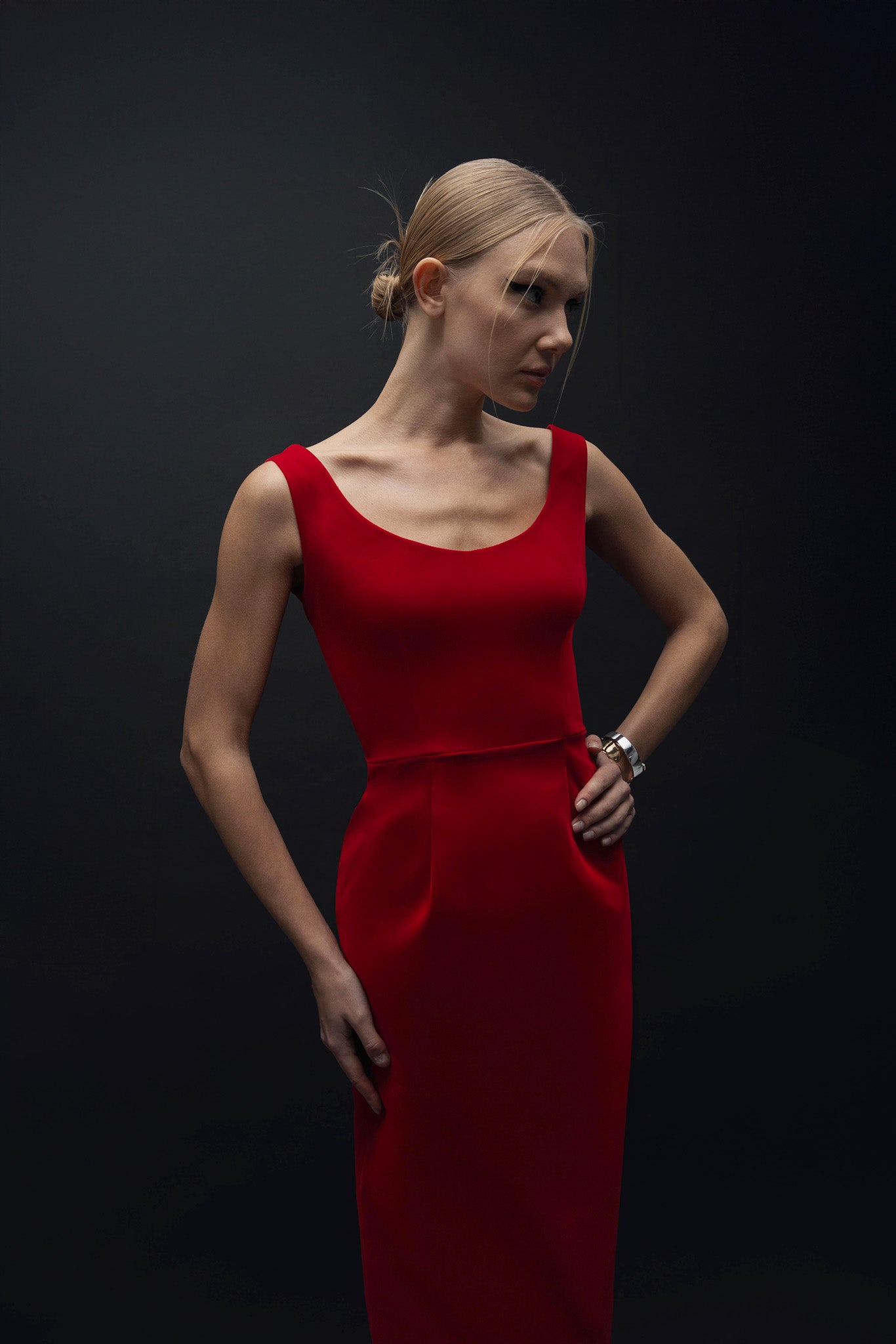 Esra Adıgüzel Velvet Ember – Red Velvet Back Slit Detailed Dress