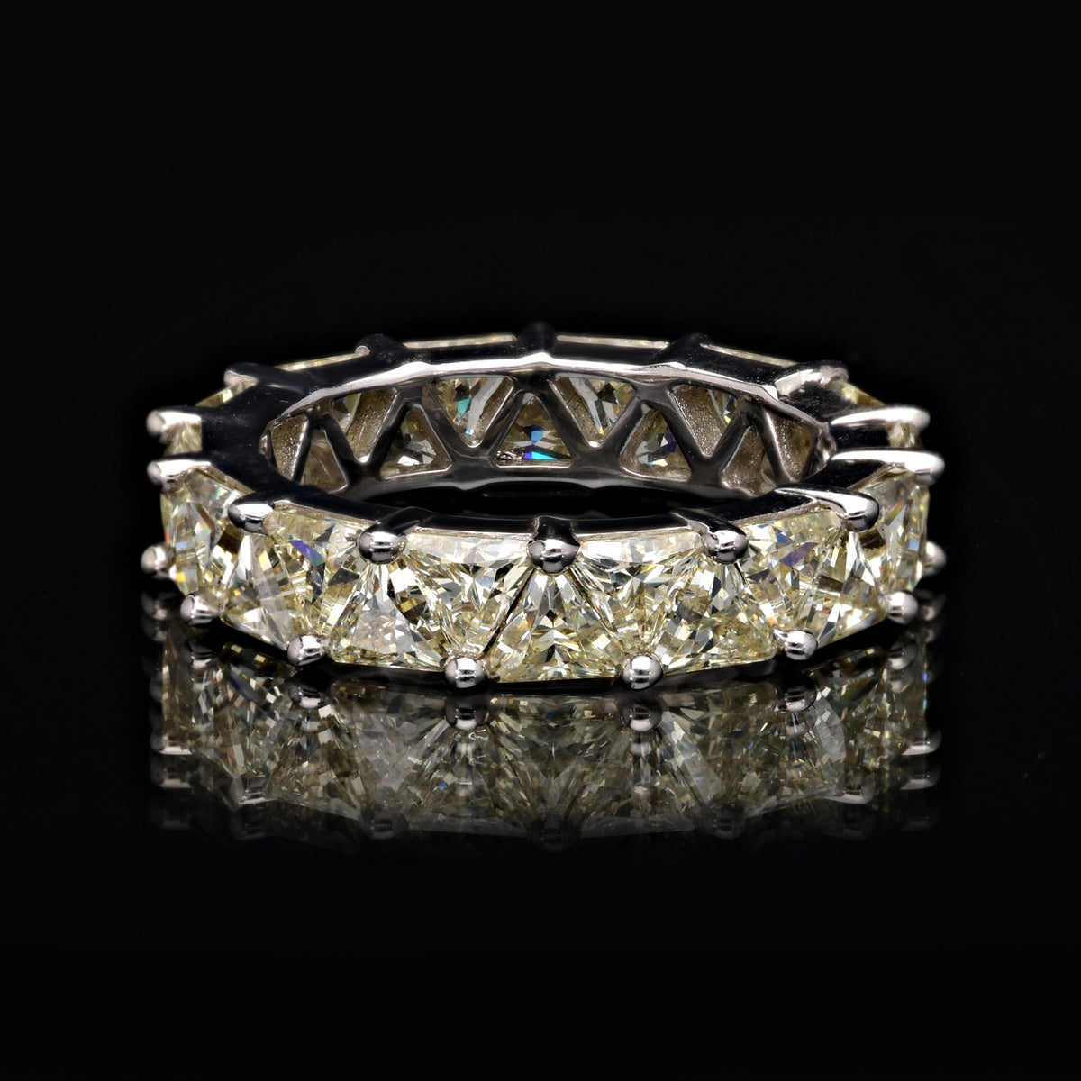 SooSilkyGems MEDIUM SIZE TRIANGLE WEDDING RING