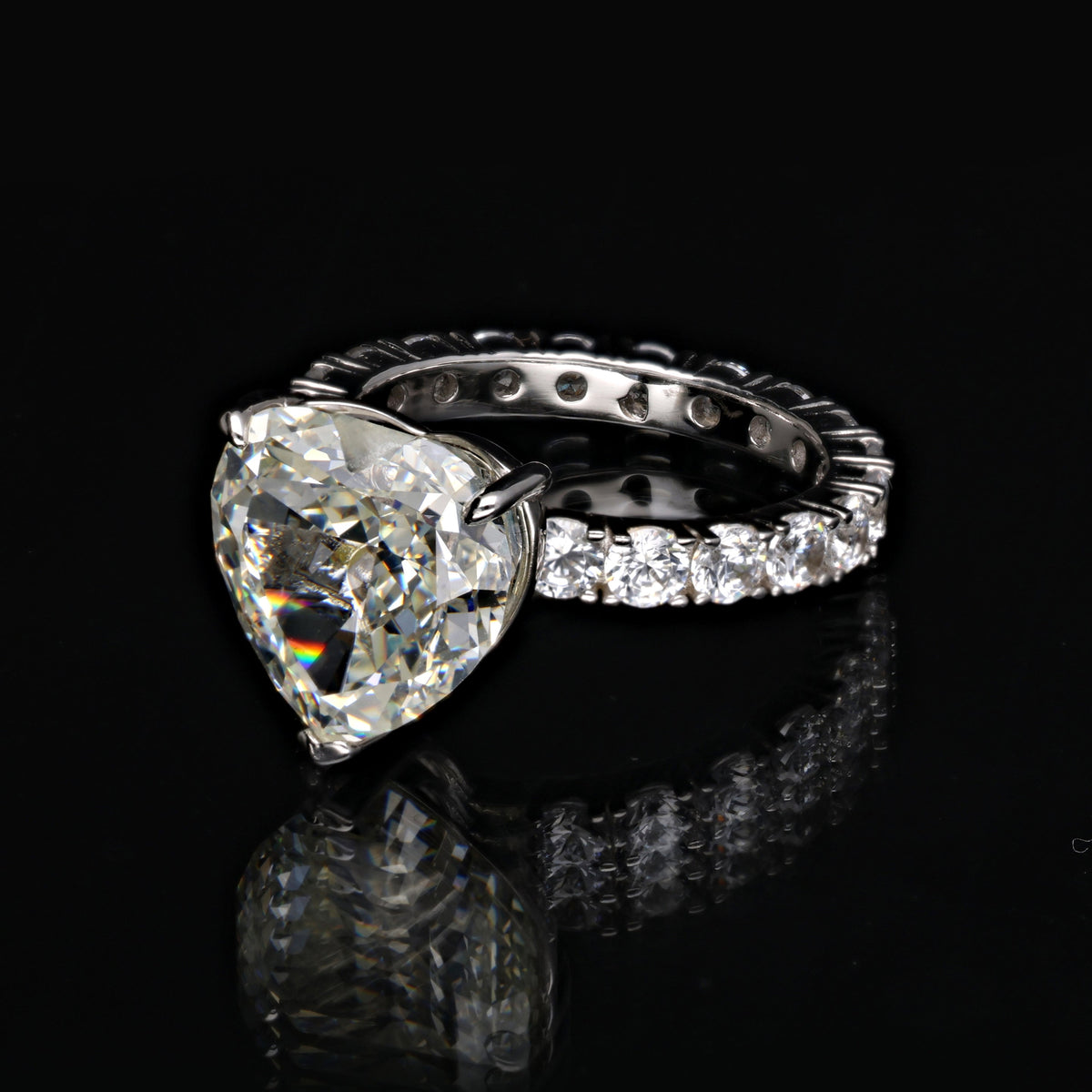 SooSilkyGems PAVE HEART SOLITAIRE WITH STONES AROUND